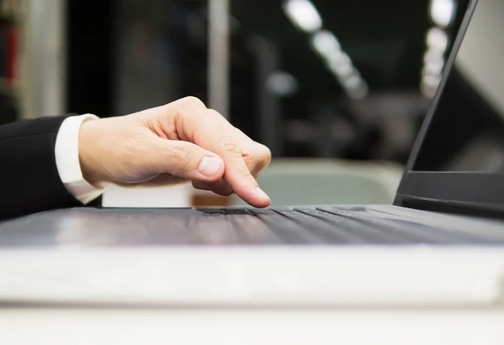 Visual steps showing how to get insured online through an independent insurance broker and agent